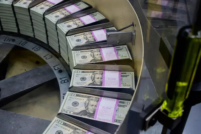 Pacotes de notas de US$20 recém-impressas são processados para agrupamento e embalagem no Departamento de Gravura e Impressão do Tesouro dos EUA, em Washington, em 20 de julho de 2018 (Eva Hambach/AFP via Getty Images)