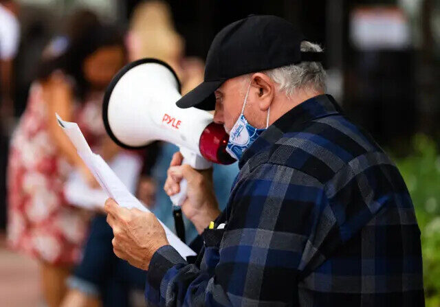 Um manifestante usa um megafone em Santa Ana, Califórnia, em 16 de junho de 2020. (John Fredricks/The Epoch Times)
