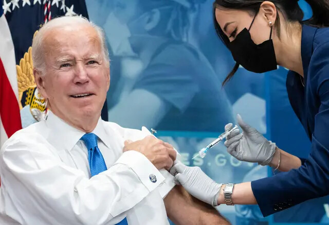 O presidente Joe Biden recebe uma dose de reforço bivalente contra a COVID-19 no South Court Auditorium do Eisenhower Executive Office Building, próximo à Casa Branca, em Washington, em 25 de outubro de 2022. (Saul Loeb/AFP via Getty Images)
