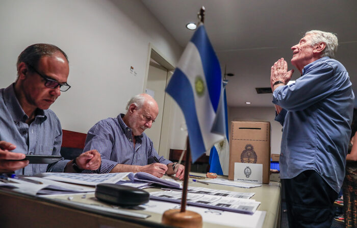 Cidadãos argentinos residentes no Brasil foram registrados neste domingo, 22 de outubro, ao votar nas eleições gerais de seu país, no consulado argentino no Rio Janeiro (EFE/André Coelho)