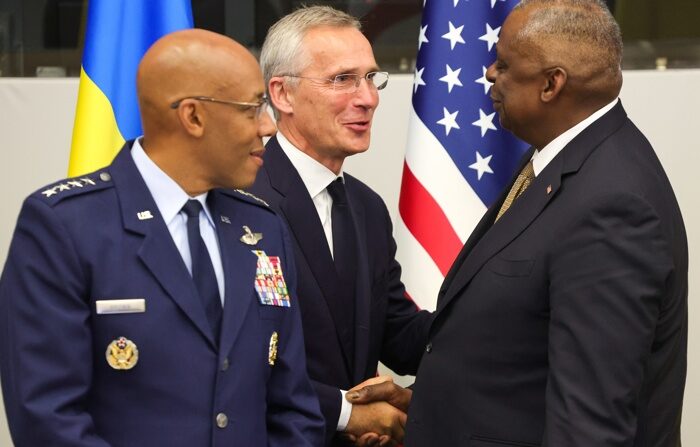 O Secretário-Geral da OTAN, Jens Stoltenberg (E), cumprimenta o chefe da Defesa dos Estados Unidos, Lloyd Austin (D), na presença do chefe do Estado-Maior Conjunto dos Estados Unidos, General Charles Q. Brown Jr. EFE/EPA/OLIVIER MATTHYS/POOL)