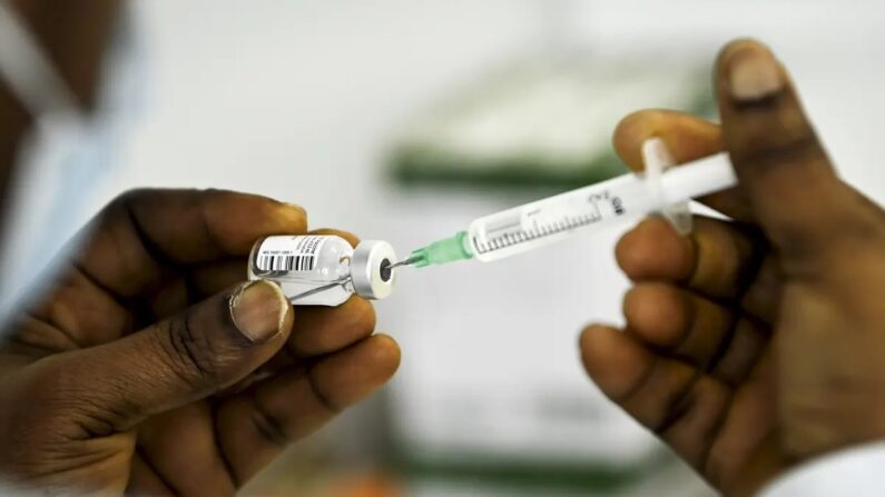 Um profissional de saúde enche uma seringa com uma vacina Pfizer-BioNTech COVID-19 em uma imagem de arquivo. (Emmi Korhonen/Lehtikuva/AFP via Getty Images)