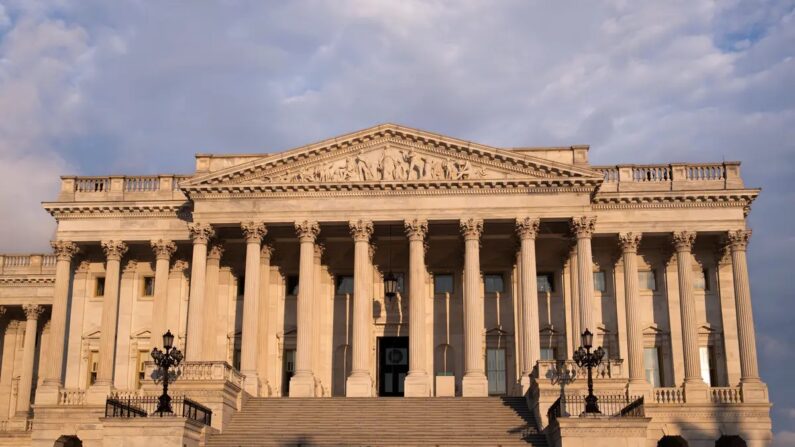 O lado do Senado do edifício do Capitólio dos EUA é visto ao nascer do sol em Washington em 31 de julho de 2023 (Madalina Vasiliu/The Epoch Times)