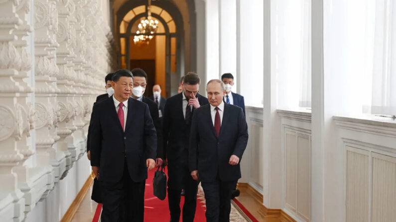 O líder russo, Vladimir Putin, encontra-se com o líder chinês Xi Jinping no Kremlin, em Moscou, em 21 de março de 2023. (Grigory Sysoyev/AFP via Getty Images)
