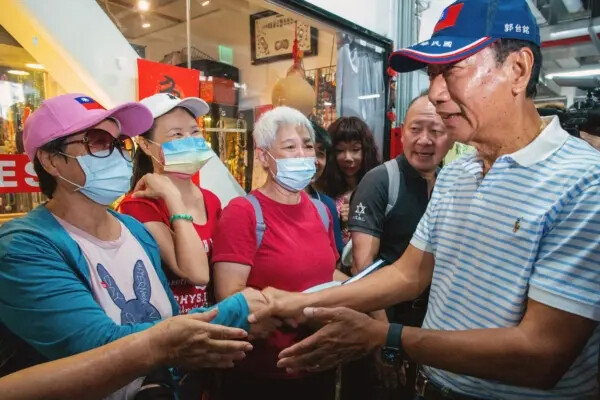 O candidato presidencial independente de Taiwan e fundador da Foxconn, Terry Gou (à direita), cumprimenta apoiadores enquanto faz campanha em um mercado tradicional em Taipei em 11 de agosto de 2023 (Sam Yeh/AFP via Getty Images )