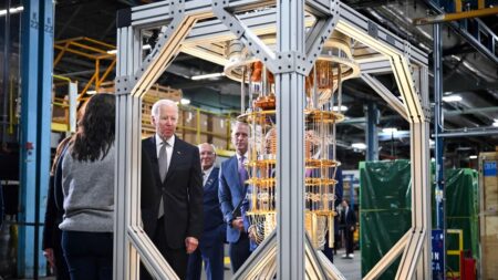 Administração Biden revela novas restrições de chips para frear desenvolvimento da China comunista