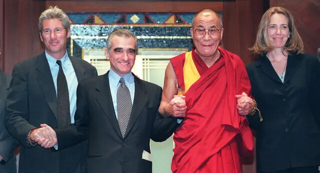 (Da esquerda para a direita) O ator Richard Gere, o diretor Martin Scorsese, o Dalai Lama e a produtora e roteirista Melissa Mathison dão as mãos no final de uma breve reunião com repórteres antes de um discurso do Dalai Lama em uma cerimônia de premiação em Nova York, em 30 de abril de 1998. A cerimônia homenageou o Sr. Scorsese e a Sra. Mathison por seu trabalho no filme ‘Kundun’. (Matt Campbell/AFP via Getty Images)
