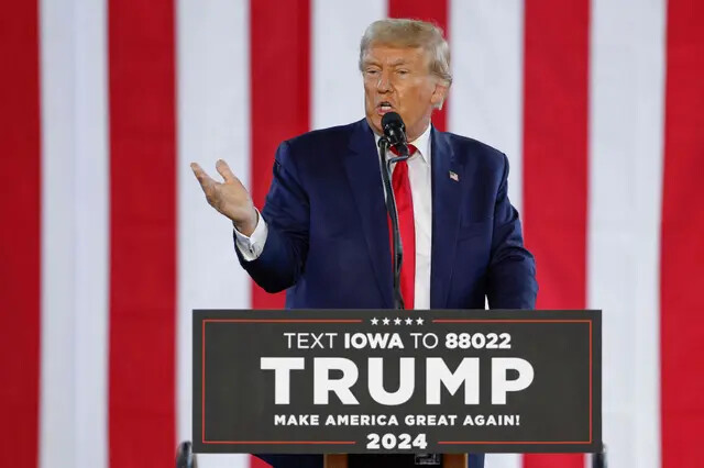 O ex-presidente Donald Trump fala durante um comício em Waterloo, Iowa, em 7 de outubro de 2023 (Kamil Krzaczynski/AFP/Getty Images)