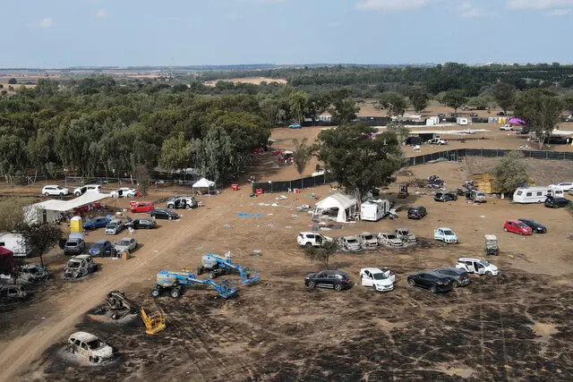 Uma imagem aérea mostra o local abandonado do ataque ao festival de música do deserto Supernova por terroristas do Hamas perto do Kibutz Reim, no deserto de Negev, no sul de Israel, em 10 de outubro de 2023. Homens armados do Hamas mataram cerca de 270 foliões que participavam de uma rave ao ar livre no festival de música em uma comunidade israelense perto de Gaza no fim de semana, disse um voluntário que ajudou a recolher os corpos em 9 de outubro (Jack Guez/AFP via Getty Images)