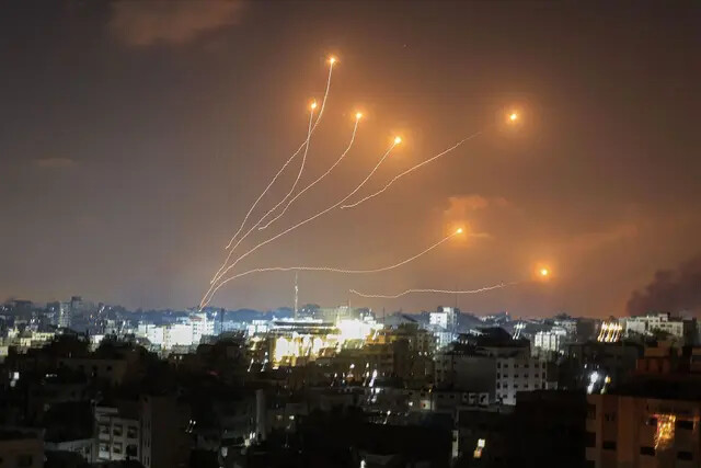 O Iron Dome, o sistema de defesa aérea de Israel, intercepta foguetes lançados de Gaza em 11 de outubro de 2023 (Mahmud Hams/AFP via Getty Images)