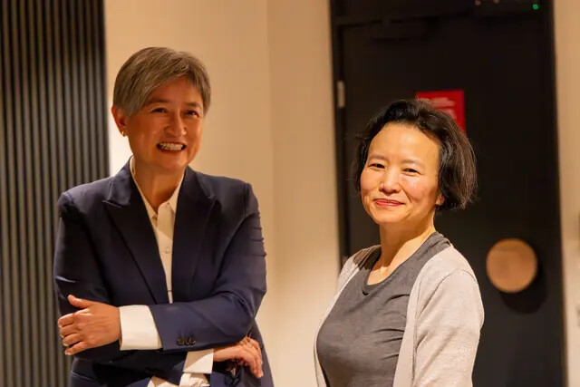 A Ministra das Relações Exteriores da Austrália, Penny Wong (esquerda), reuniu-se com a jornalista australiana Cheng Lei (direita) na chegada ao Aeroporto de Melbourne, em Melbourne, Austrália, em 11 de outubro de 2023 (Fornecido pelo Departamento de Relações Exteriores e Comércio (DFAT))