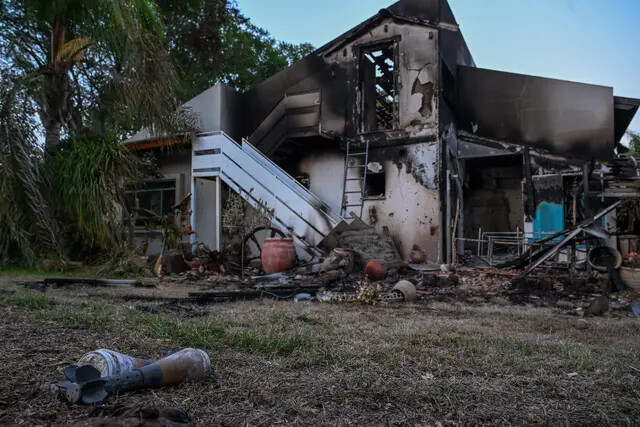 Projéteis de foguetes são deixados na grama do lado de fora de uma casa em 11 de outubro de 2023, onde civis e soldados foram mortos por terroristas do Hamas dias antes em Be’eri, Israel. (Alexi J. Rosenfeld/Imagens Getty)
