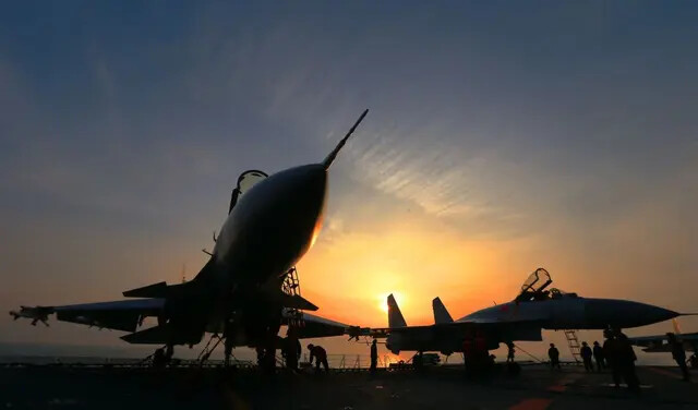 Caças J15 no único porta-aviões operacional da China, o Liaoning, durante um exercício no mar em 24 de abril de 2018. (AFP via Getty Images)