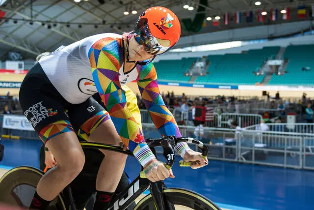 O ciclista transgênero canadense, Rachel McKinnon, se prepara para competir durante o Campeonato Mundial Masters de Ciclismo de Pista da UCI 2019, em Manchester, Reino Unido, em 19 de outubro de 2019 (OLI SCARFF/AFP via Getty Images)
