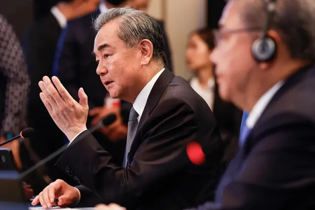 O Diretor do Gabinete da Comissão de Relações Exteriores do Comitê Central do Partido Comunista da China, Wang Yi (esquerda), fala enquanto o Ministro das Relações Exteriores da Coreia do Sul, Park Jin, observa durante a Associação das Nações do Sudeste Asiático (ASEAN) mais a Reunião de Três Ministros das Relações Exteriores em Jacarta , em 13 de julho de 2023 (Mast Irham/AFP via Getty Images)
