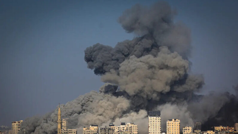 Ondas de fumaça durante ataques aéreos israelenses contra alvos do Hamas na cidade de Gaza em 12 de outubro de 2023. (Mahmud Hams/AFP via Getty Images)
