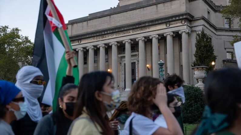 Estudantes da Universidade Columbia participam de uma manifestação em apoio à Palestina na universidade em 12 de outubro de 2023. (Spencer Platt/Getty Images)
