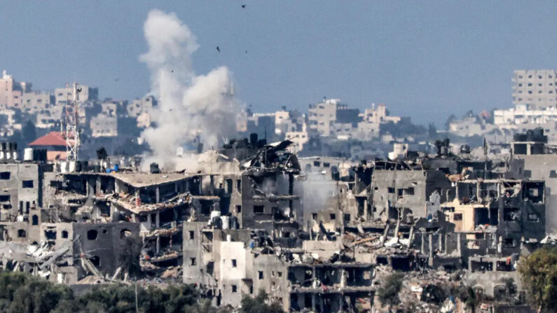 Esta foto tirada da cidade de Sderot, no sul de Israel, mostra uma nuvem de fumaça em erupção durante o bombardeio israelense no norte da Faixa de Gaza em 19 de outubro de 2023 (Jack Guez/AFP via Getty Images )