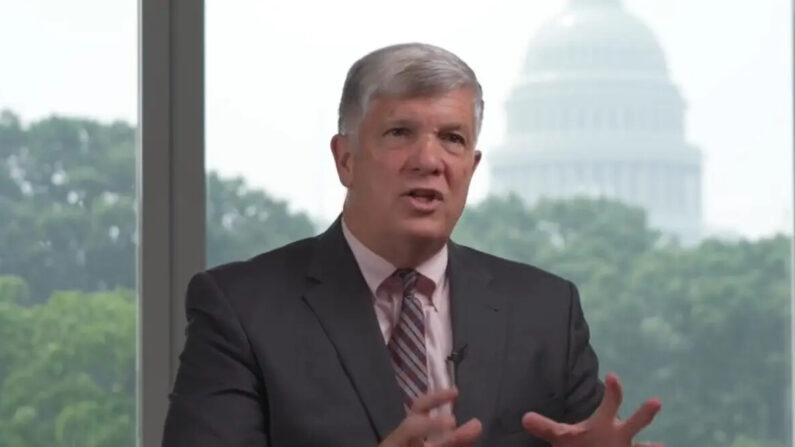 Thomas Lynch, coronel aposentado do Exército dos EUA, pesquisador do Centro de Pesquisa Estratégica do Instituto de Estudos Estratégicos Nacionais da Universidade de Defesa Nacional, em Washington, em ainda divulgado pela NTD em 4 de julho de 2023 (NTD)