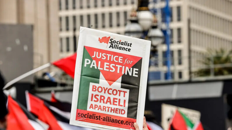 Uma manifestação pró-Palestina nas escadas do parlamento vitoriano em Melbourne, Austrália, em 15 de outubro de 2023 (Sam Tabone/Getty Images)