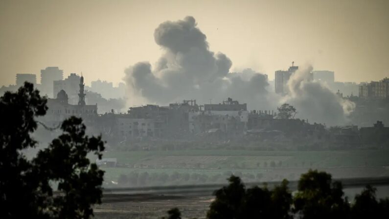 Um ataque militar israelense contra edifícios na cidade de Gaza, visto da área de fronteira perto de Sderot Israel em 23 de outubro de 2023. (Leon Neal/Getty Images)
