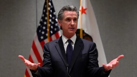 Newsom se encontra com Xi Jinping e apregoa progresso no avanço das questões climáticas e comerciais