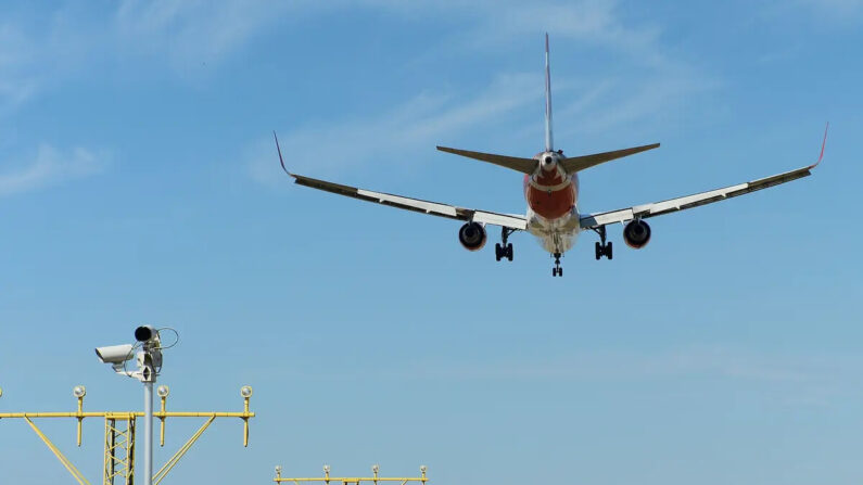 Um avião da companhia aérea russa Red Wings se prepara para pousar no aeroporto de Barcelona em 6 de junho de 2016 (Josep Lago/AFP via Getty Images)