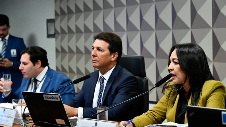 A senadora Eliziane Gama, apresenta o relatório final da CPMI do 8 de janeiro ao lado do presidente da CPMI, deputado Arthur Maia
(Geraldo Magela/Agência Senado)
