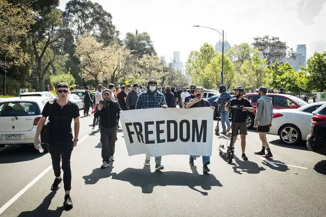 Manifestantes marcham no Jardim Botânico de Melbourne, Austrália, em 2 de outubro de 2021. (Darrian Traynor/Getty Images)