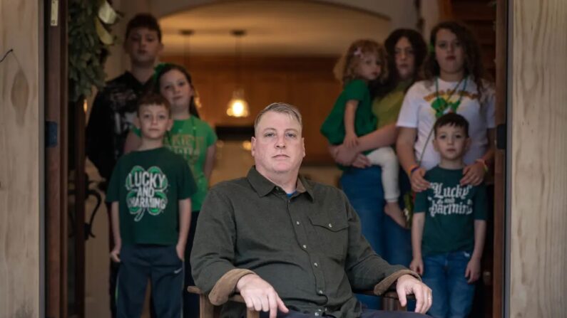 Mark Houck com seus sete filhos, (esquerda – direita) Joshua, Therese, Mark Jr., Imelda, Ava, Kathryn e Augustine, em sua casa em Kintnersville, Pensilvânia, em 17 de março de 2023. (Samira Bouaou/The Epoch Vezes)