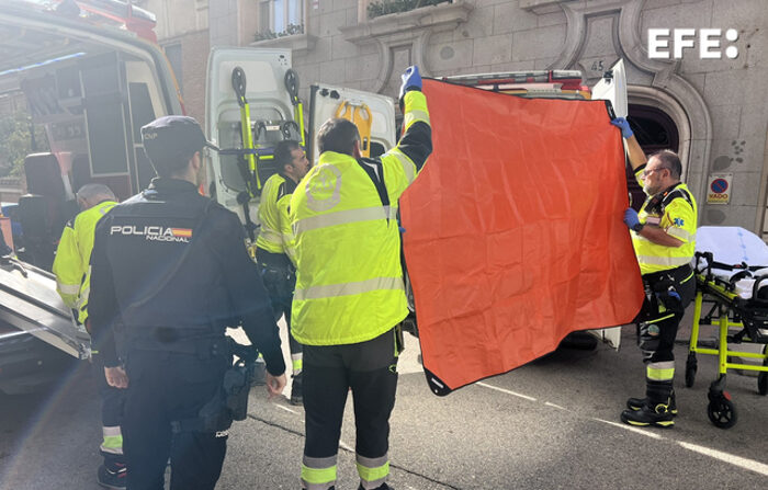 Efetivos do SAMUR tratam o político espanhol Alejo Vidal-Quadras, que foi vice-presidente do Parlamento Europeu e presidente do conservador Partido Popular da Catalunha, depois de ter sido ferido esta quinta-feira quando foi baleado na cara na rua Núñez de Balboa, em Madrid. (EFE/Emergências de Madrid. Câmara Municipal de Madrid)