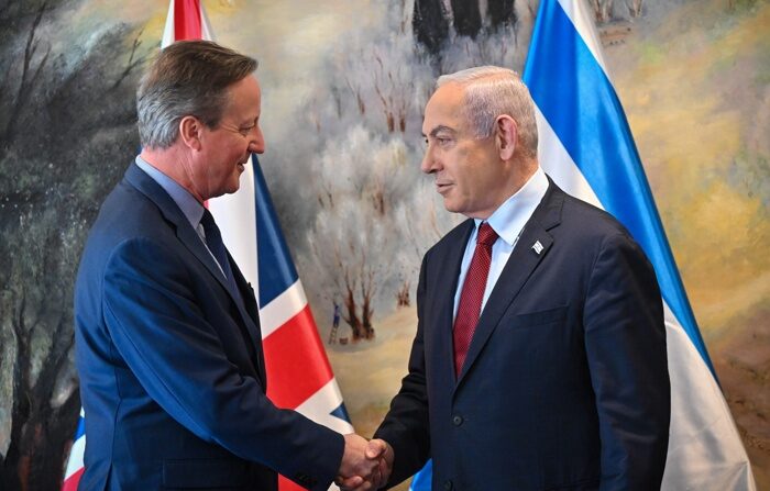 Uma fotografia fornecida pela Oficina de Prensa del Gobierno de Israel (GPO) mostra o primeiro ministro israelense, Benjamin Netanyahu (D), com o secretário de Assuntos Exteriores da Gran Bretaña, David Cameron, durante uma reunião no Knesset em Jerusalém, 23 Novembro de 2023. (EFE/EPA/GPO/KOBI GIDEON FOLLETO FOLLETO)