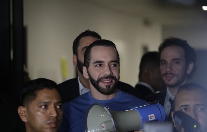 O presidente de El Salvador, Nayib Bukele, no Tribunal Supremo Eleitoral (TSE) se inscreveu como candidato à presidência de El Salvador para o período 2024-2029, hoje, em San Salvador, El Salvador (EFE/Rodrigo Sura)