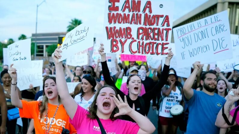 Os manifestantes gritam enquanto se juntam a milhares de pessoas que marcham ao redor do Capitólio do Arizona, em Phoenix, após a decisão da Suprema Corte de anular a decisão histórica sobre o aborto Roe v. Wade em 24 de junho de 2022. (AP Photo/Ross D. Franklin)