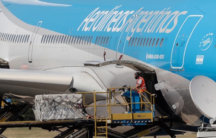 Operadores descarregam avião da Aerolíneas Argentinas, em fotografia de arquivo. (EFE/Juan Ignácio Roncoroni)