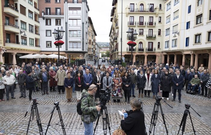 O prefeito de Zarautz (Gipuzkoa), Xabier Txurruka (c), presidiu uma manifestação silenciosa convocada nesta quinta-feira pela Câmara Municipal contra os assassinatos do espanhol Iván Illarramendi e de sua esposa, a chilena Loren Garcovich, pelo Hamas (EFE/Javier Etxezarreta)