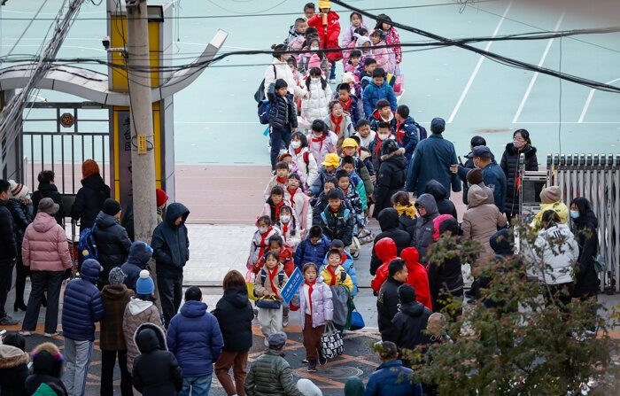 Alunos deixam uma escola em Pequim esta quinta-feira. (EFE/EPA/MARCO R. CRISTINO)