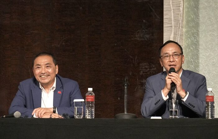 O candidato presidencial do Kuomintang (KMT), Hou Yu-ih, e o presidente do KMT, Eric Chu, participam de uma conferência de imprensa em Taipei, Taiwan, 23 de novembro de 2023 
(EFE/EPA/WALID BERRAZEG)