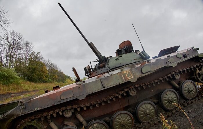 Foto de arquivo de um veículo militar russo danificado no distrito de Kupiansk, na Ucrânia (EFE/EPA/SERGEY KOZLOV)