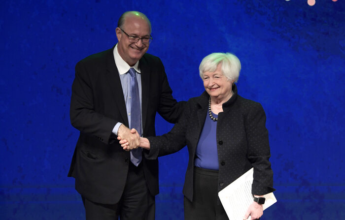 O presidente do Banco Interamericano de Desenvolvimento (BID), o brasileiro Ilan Goldfajn, e a secretária do Tesouro dos EUA, Janet Yellen, chegam à inauguração do Fórum de Investimento Responsável da Aliança Américas-BID, que acontece hoje em a sede da instituição em Washington (EFE/Lenin Nolly)