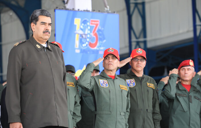 Fotografia cedida pela Prensa Miraflores que mostra o ditador venezuelano Nicolás Maduro em evento comemorativo dos 103 anos da Aviação Militar Bolivariana hoje, em Maracay, Venezuela (EFE/Prensa Miraflores)