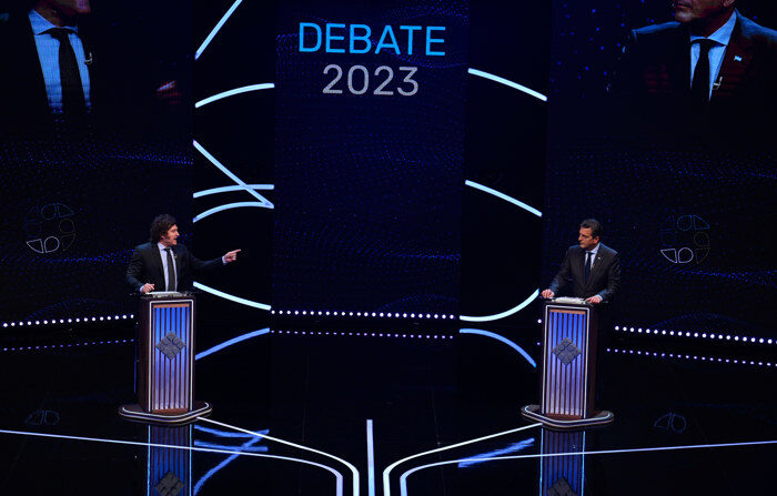 Os candidatos à Presidência argentina, o partido governista Sergio Massa e o libertário Javier Milei, participam de debate presidencial, em fotografia de arquivo (EFE/ Luis Robayo - AFP -POOL)