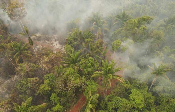 Fotografia aérea que mostra um incêndio na área municipal de El Copaibo, em Santa Cruz (Bolívia) (EFE/ Juan Pablo Roca)