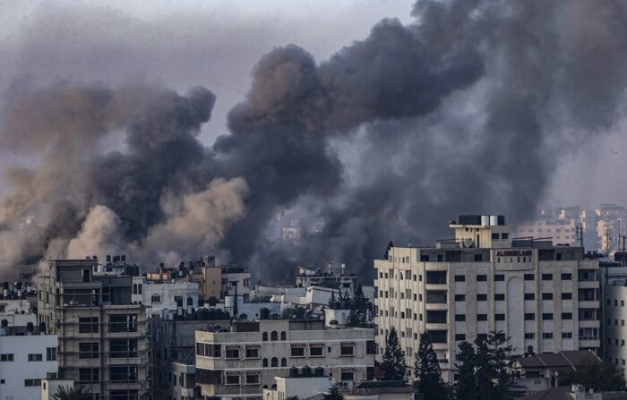 Fumaça sobe após ataque aéreo israelense no norte da Faixa de Gaza, em 9 de novembro de 2023. (EFE/EPA/MOHAMMED SABRE)
