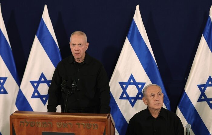 O primeiro-ministro de Israel, Benjamin Netanyahu (Dir), e o ministro da Defesa, Yoav Gallant, dão entrevista coletiva na base militar de Kirya, em Tel Aviv, Israel, em 28 de outubro de 2023 (EFE/EPA/ABIR SULTAN/Pool )