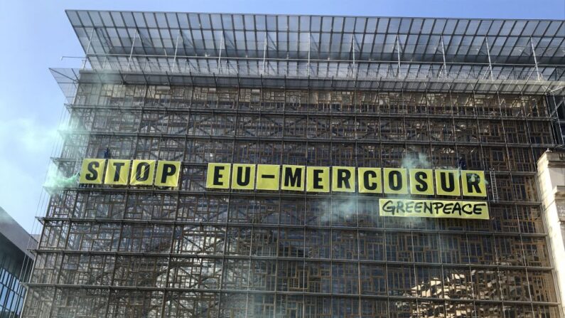 A imagem ilustrativa mostra uma faixa que diz 'Parem UE-Mercosul' durante uma ação de protesto de ativistas ambientais do Greenpeace no prédio do Conselho Europeu, quinta-feira, 25 de maio de 2023, em Bruxelas (Foto de ADRIAN BURTIN/BELGA MAG/AFP via Getty Images)