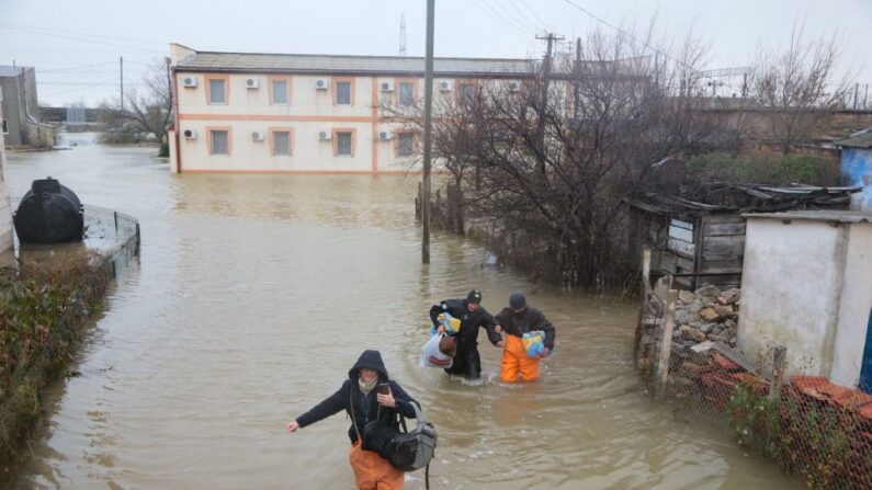 Residentes locais são evacuados da vila inundada de Pribrezhnoe, na Crimeia, em 27 de novembro de 2023, após uma tempestade (Foto de STRINGER/AFP via Getty Images)