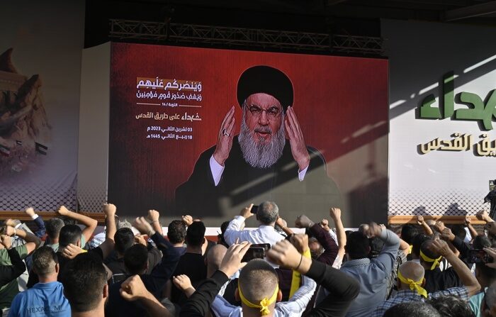 Apoiadores do Hezbollah reagem ao assistir em uma tela o discurso do líder do grupo terrorista, Hassan Nasrallah, no subúrbio ao sul de Beirute, Líbano, 03 de novembro de 2023 (EFE/EPA/WAEL HAMZEH)