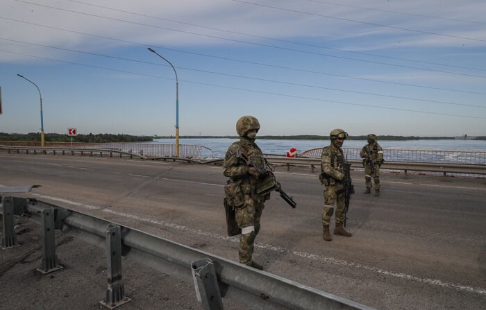 Foto de arquivo de militares russos no rio Dnieper, perto de Kherson, Ucrânia (EFE/EPA/SERGEI ILNITSKY)