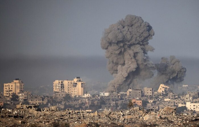 Colunas de fumaça após ataque israelense na zona norte da Faixa de Gaza, vistas de Sderot, no sul de Israel, nesta quinta-feira (EFE/Christophe Petit Tesson)